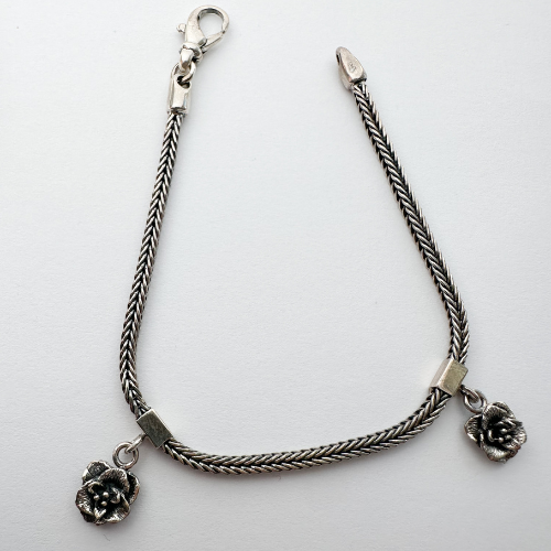 Bracelet with 2 small hanging roses